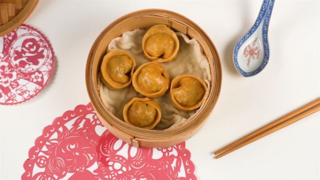 Chinesische Neujahrsfeier mit orangenen Teigtaschen