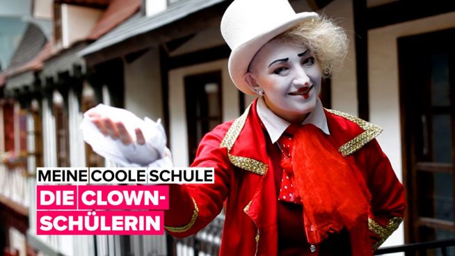 Lena besucht eine coole Schule, in der sie Pantomime und Clown lernt.